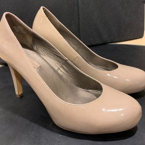 WOMEN'S BANDOLINO NUDE PATENT LEATHER PUMPS, SIZE